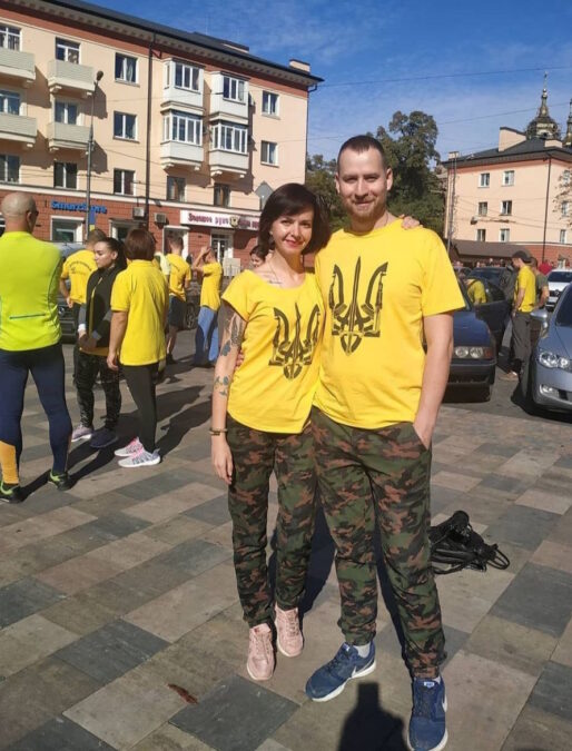 Нава Валерія Карпиленко і Андрій Суботін у футболках - Маріуполь