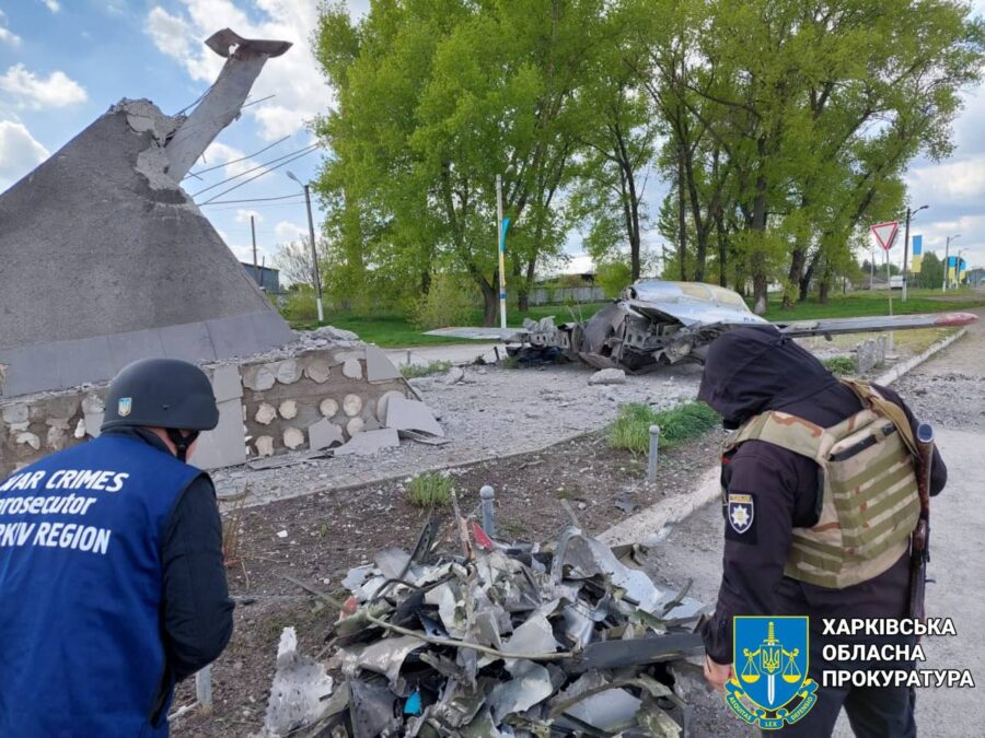 У Вовчанську артилерійським обстрілом із території РФ знищено пам'ятний знак - літак Л-29 на постаменті_2