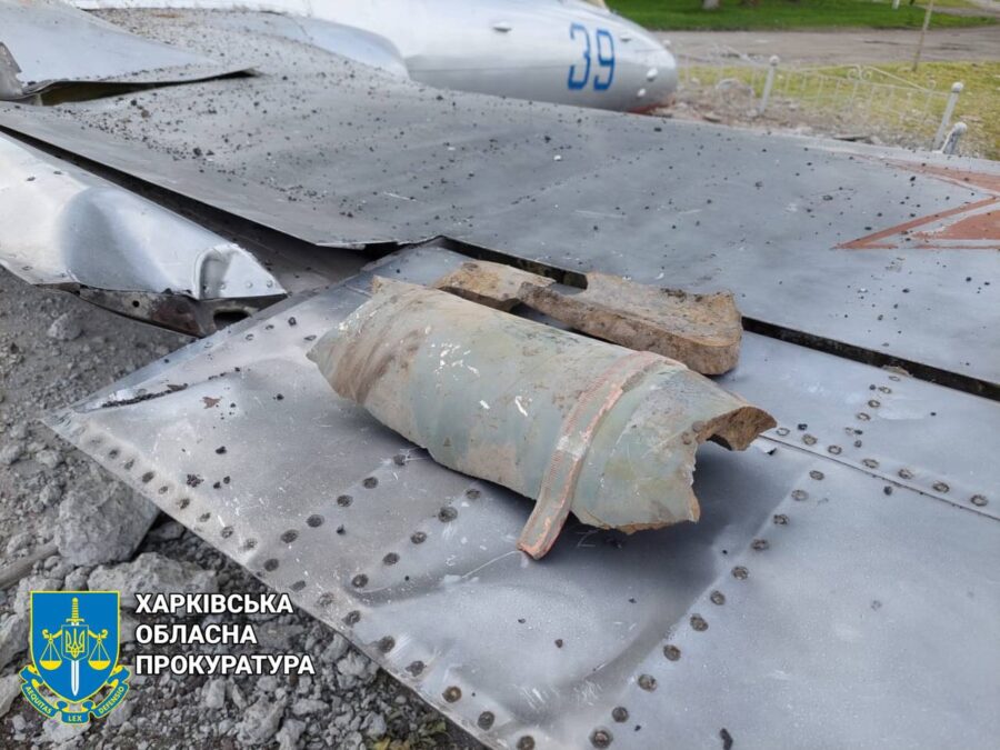 У Вовчанську артилерійським обстрілом із території РФ знищено пам'ятний знак - літак Л-29 на постаменті_3