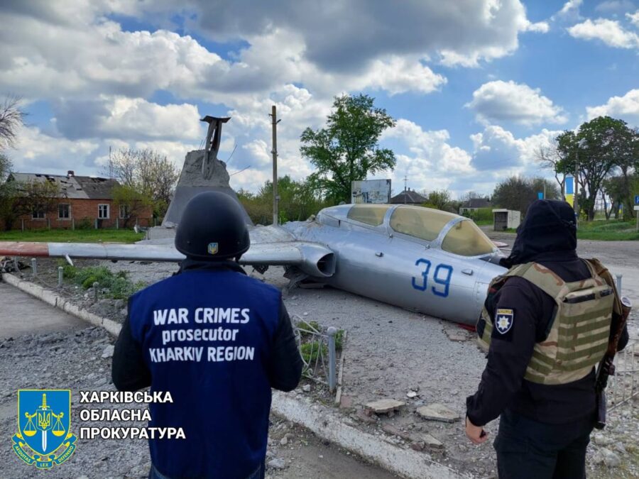 У Вовчанську артилерійським обстрілом із території РФ знищено пам'ятний знак - літак Л-29 на постаменті_4