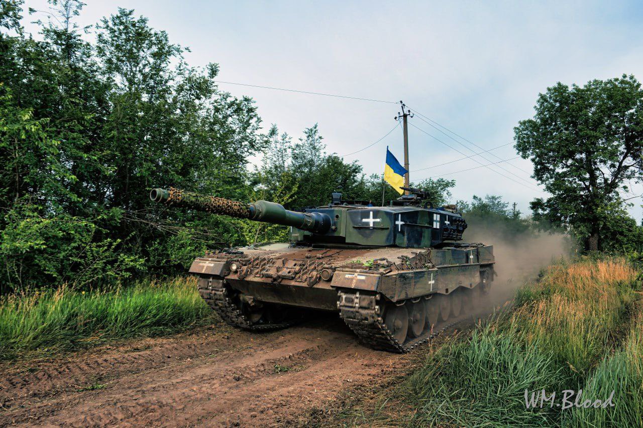 ukrayinskyj-tank-leopard-2a4-z-nanesenymy-znakamy-vizualnoyi-bojovoyi-identyfikacziyi-hrest-zsu.jpg