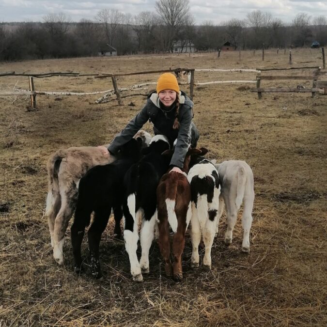Анна Нечепорук з телятами. Фото з блогу cows.mom
