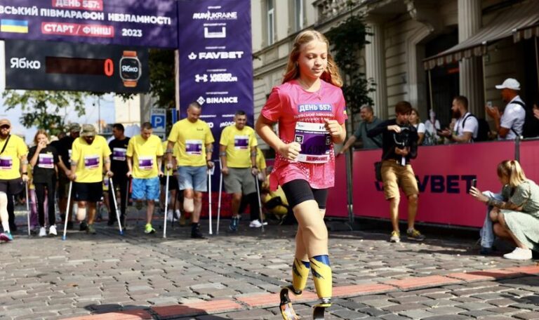 12-річна дівчинка, яка втратила обидві ноги під час обстрілу вокзалу в ...