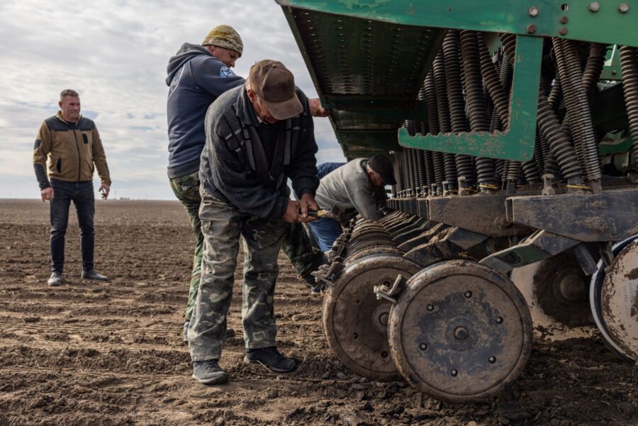 Фермери на деокупованій території Херсонської області - сівба озимини - поле - земля - Олександр Гордієнко (23)