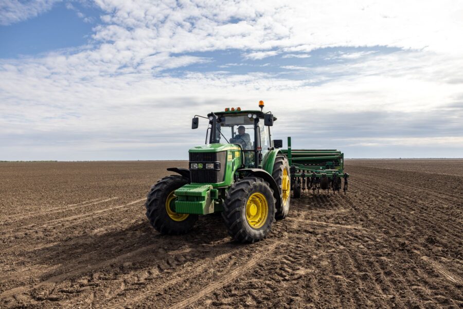 Фермери на деокупованій території Херсонської області - сівба озимини - поле - земля - трактор (2)