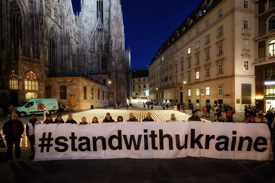 Акція "Світло для України" в рамках кампанії StandWithUkraine у Відні 21 лютого 2025 року