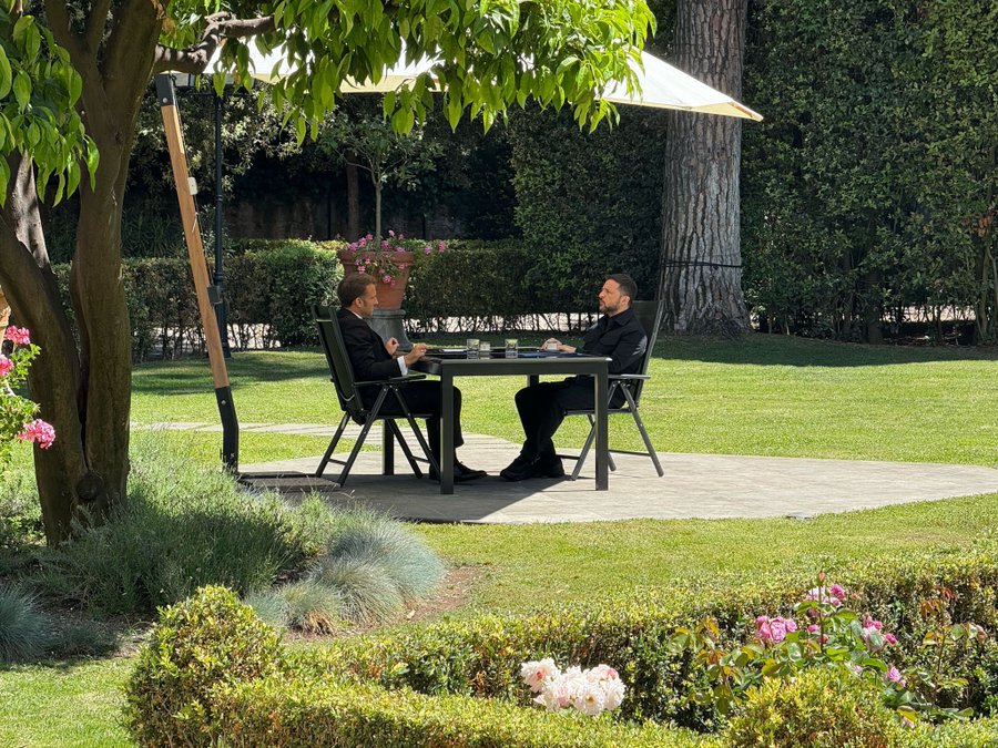 Президент Франції Емманюель Макрон і президент України Володимир Зеленський під час зустрічі в Римі 26 квітня 2025 року. Фото: сторінка Андрія Сибіги в соцмережі Х