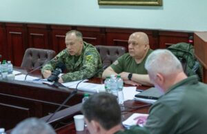 Головнокомандувач ЗСУ генерал Олександр Сирський на щоквартальній конференції Командування сил логістики з організації та ремонту озброєння і військової техніки ЗСУ. Квітень 2025. Фото: ФБ головкома ЗСУ