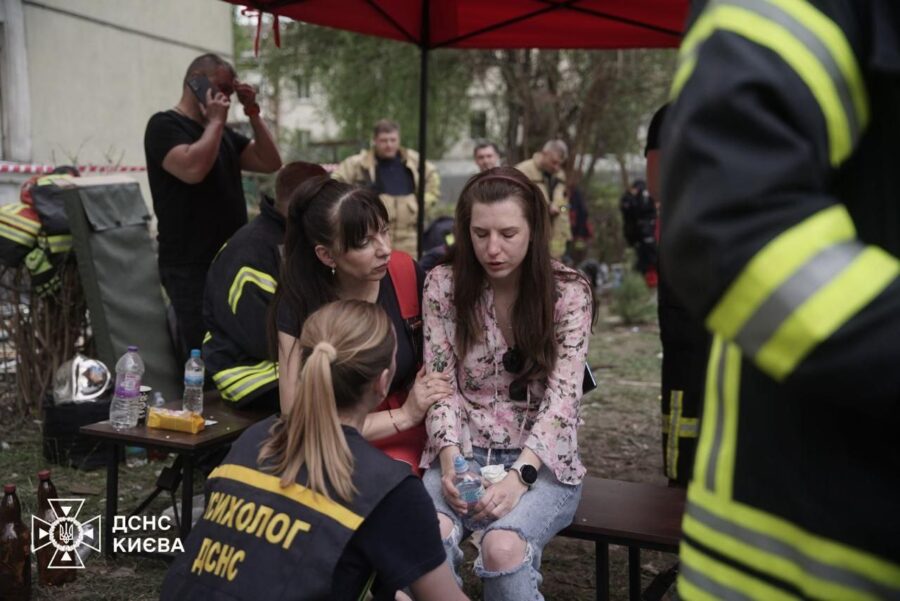 - Київ. Рятувальні роботи на місці будинку, зруйнованого внаслідок ракетної атаки РФ 24 квітня 2025 року - (3)