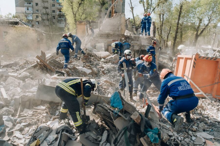 - Київ. Рятувальні роботи на місці будинку, зруйнованого внаслідок ракетної атаки РФ 24 квітня 2025 року (6)