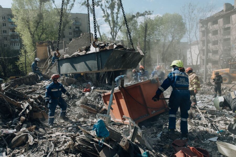 - Київ. Рятувальні роботи на місці будинку, зруйнованого внаслідок ракетної атаки РФ 24 квітня 2025 року (7)