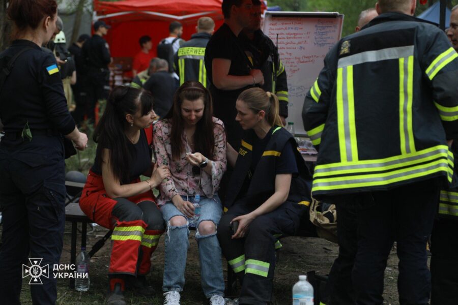 - Київ. Рятувальні роботи на місці будинку, зруйнованого внаслідок ракетної атаки РФ 24 квітня 2025 року (8)