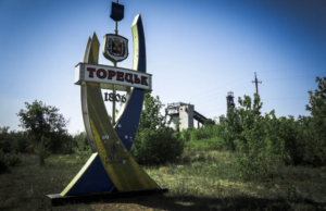 Стела на в'їзді до Торецька / Фото: Сергій Окунєв / NV