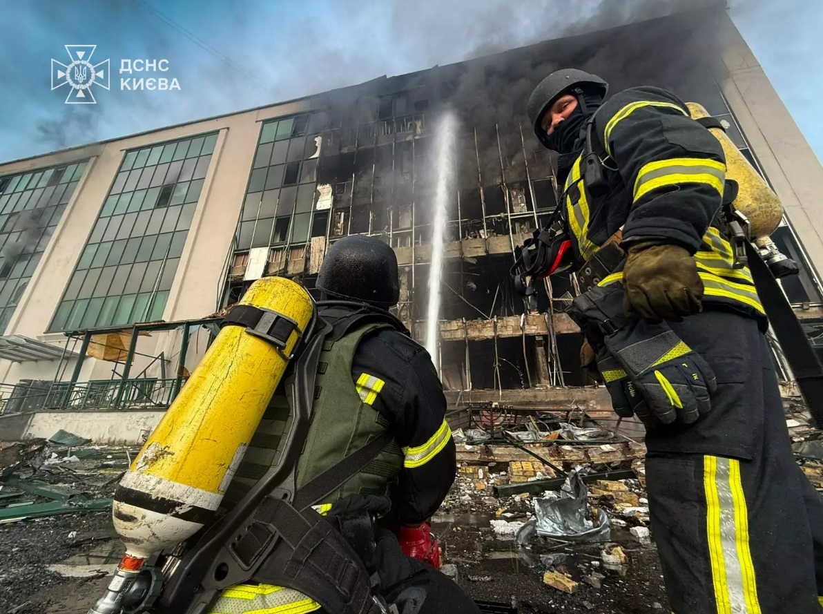 Наслідки удару по Києву 10 червня 2025 року. Фото: ДСНС