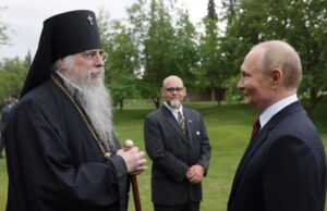 Архієпископ Олексій і російський диктатор Володимир Путін під час зустрічі на Алясці 15 серпня 2025 року