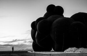 Інсталяція Black Cloud ("Чорна хмара"). Фото: ФБ Віталія Дейнеги