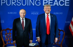 Російський диктатор Володимир Путін і президент США Дональд Трамп під час зустрічі в місті Анкорідж, штат Аляска 15 серпня 2025 року. Фото: пресслужба Білого дому