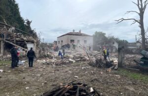 Наслідки удару російських військ по с. Лапаївка Львівської області 5 жовтня 2025 року, внаслідок якого загинули двоє людей. Фото: ТГ Андрія Садового