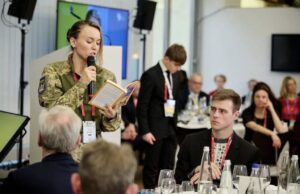 Поетеса, морська піхотинка Ярина Чорногуз і український скелетоніст Владислав Гераскевич під час Мюнхенської безпекової конференції-2026. Фото: ФБ Ярини Чорногуз