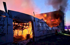 Пожежа на промисловому комплексі компанії LPP Holding у місті Пардубіци. Фото: пожежно-рятувальна служба Пардубицького краю