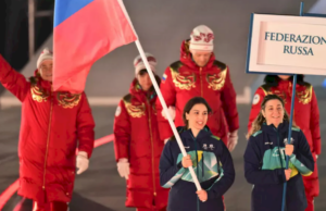 Члени російської делегації під час церемонії відкриття Паралімпійських ігор-2026. Фото: Стефано РЕЛЛАНДІНІ / AFP ©