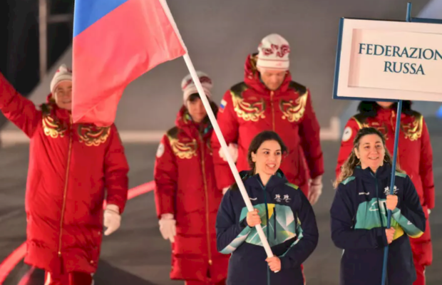 Члени російської делегації під час церемонії відкриття Паралімпійських ігор-2026. Фото: Стефано РЕЛЛАНДІНІ / AFP ©