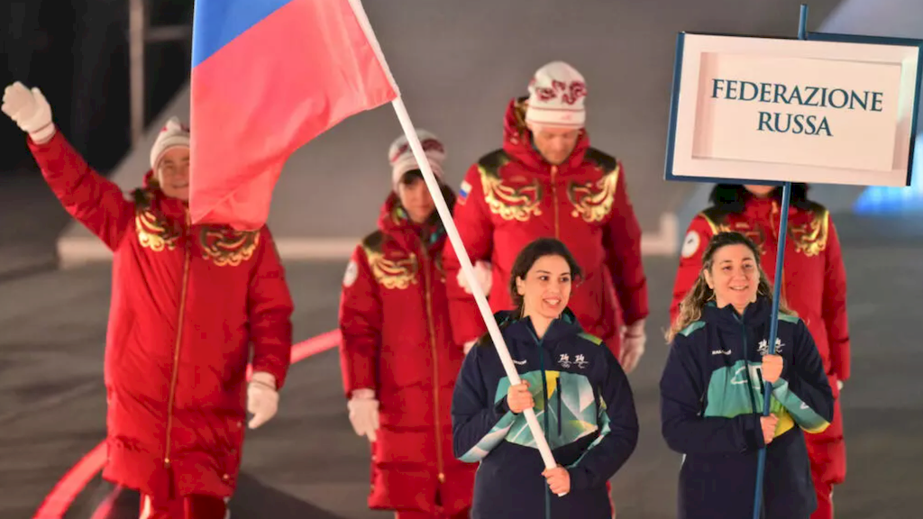 Члени російської делегації під час церемонії відкриття Паралімпійських ігор-2026. Фото: Стефано РЕЛЛАНДІНІ / AFP ©