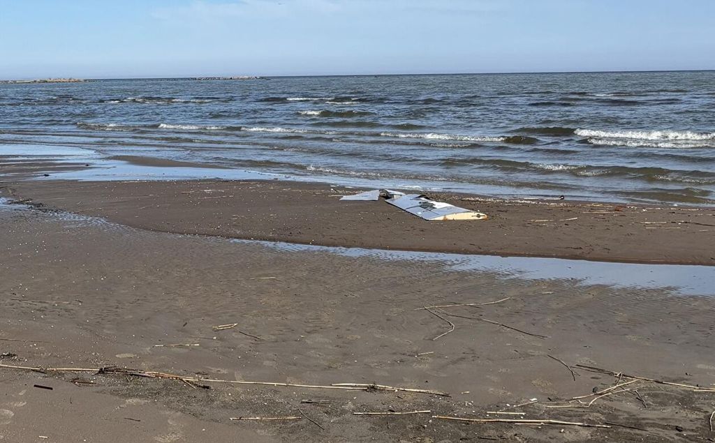 Фрагмент українського дрона на пляжі Кальві в Естонії. Фото: Поліція безпеки