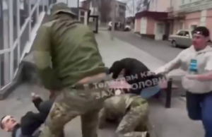 Напад підлітків на військовослужбовців ТЦК у Луцьку 11 квітня 2026 року. Скриншот відео із соцмереж