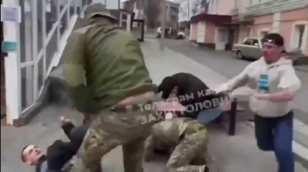 Напад підлітків на військовослужбовців ТЦК у Луцьку 11 квітня 2026 року. Скриншот відео із соцмереж