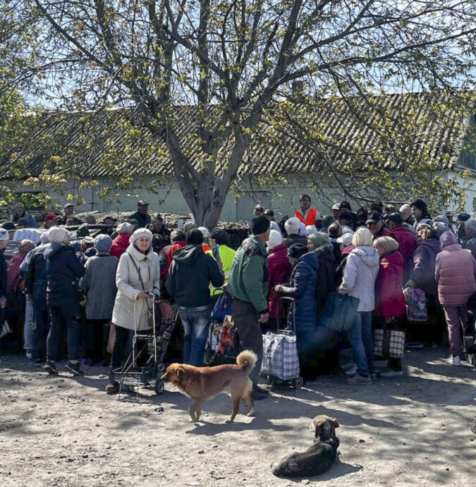 Жителі Олешок зібралися біля місця продажу продуктів харчування, які стали дефіцитними в місті, 13 травня 2026 року