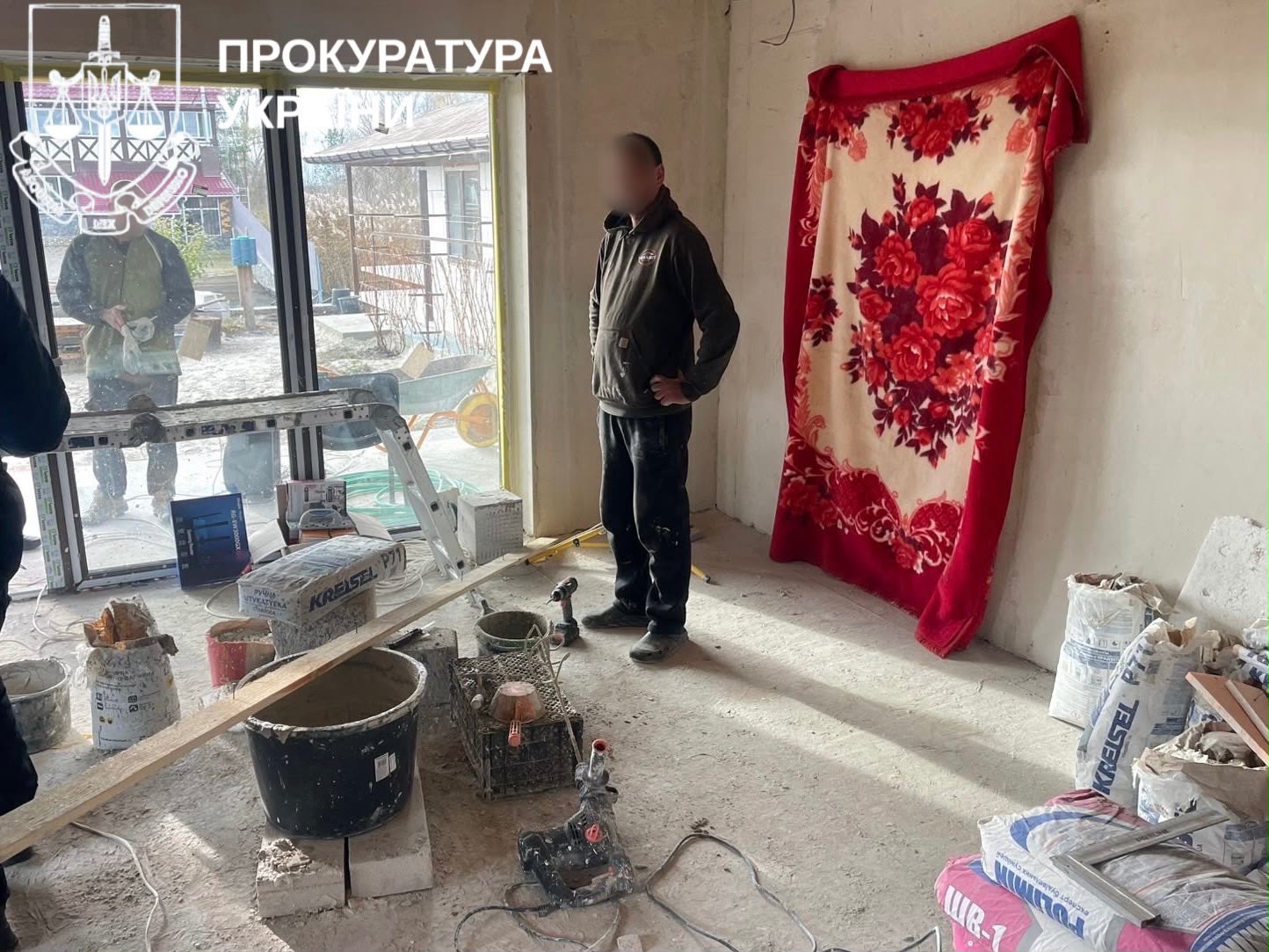 Правоохоронці повідомили про підозру командиру військової частини на Київщині, якого підозрюють у зловживанні службовим становищем через використання підлеглих військовослужбовців для будівництва приватного будинку.