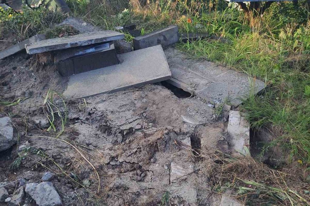пошкоджені могили в осколі-2