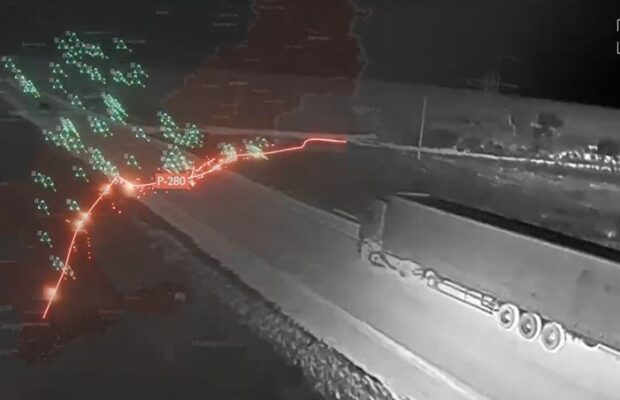 Військові 21 омбр врятували лелеку, який заплутався в антидроновій сітці