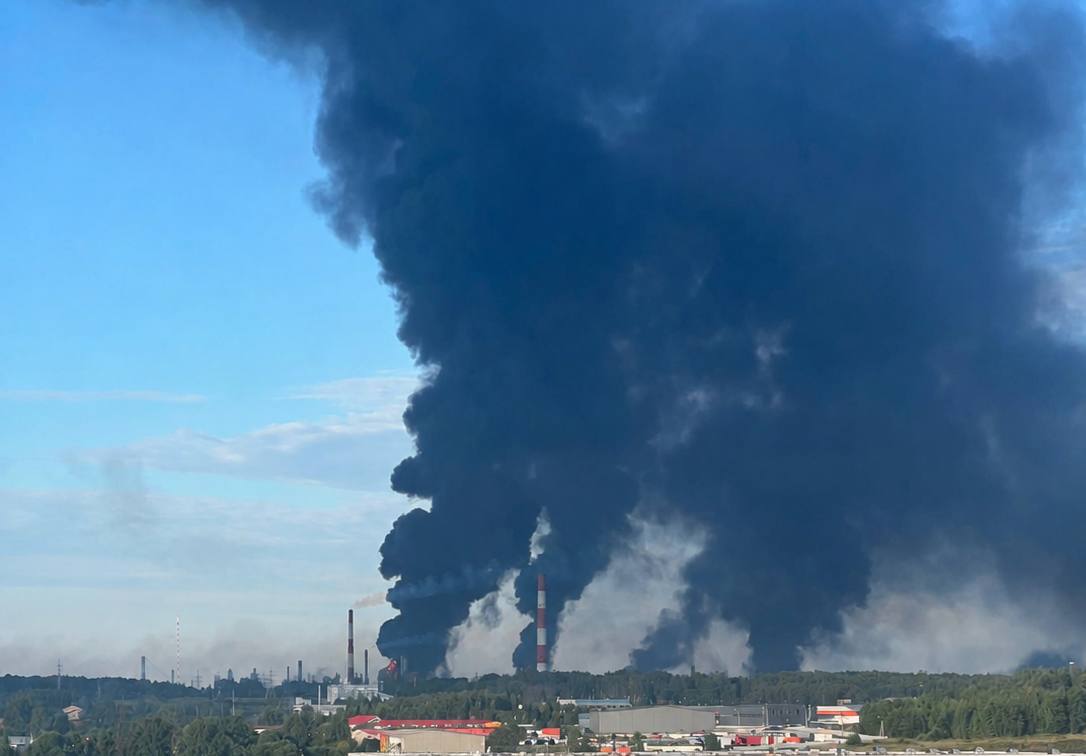 Сили оборони уразили дронами FP-1 Ярославський нафтопереробний завод у Росії