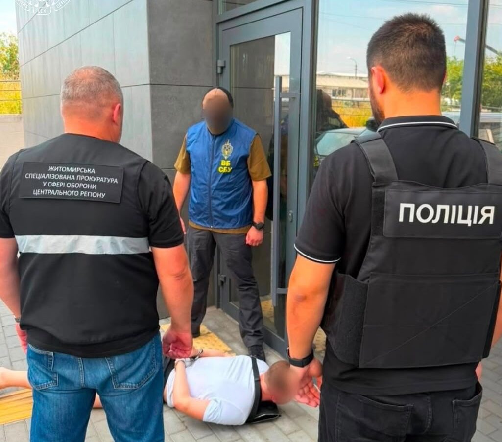 На Житомирщині військового затримали за організацію незаконного переправлення чоловіків за кордон за $15 тис.
