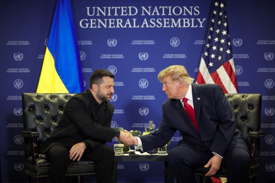 Трамп і Зеленський тиснуть руки