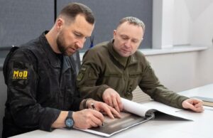 Міністр оборони України Євгеній Хмара та головнокомандувач ЗСУ Михайло Драпатий. Фото: Міноборони