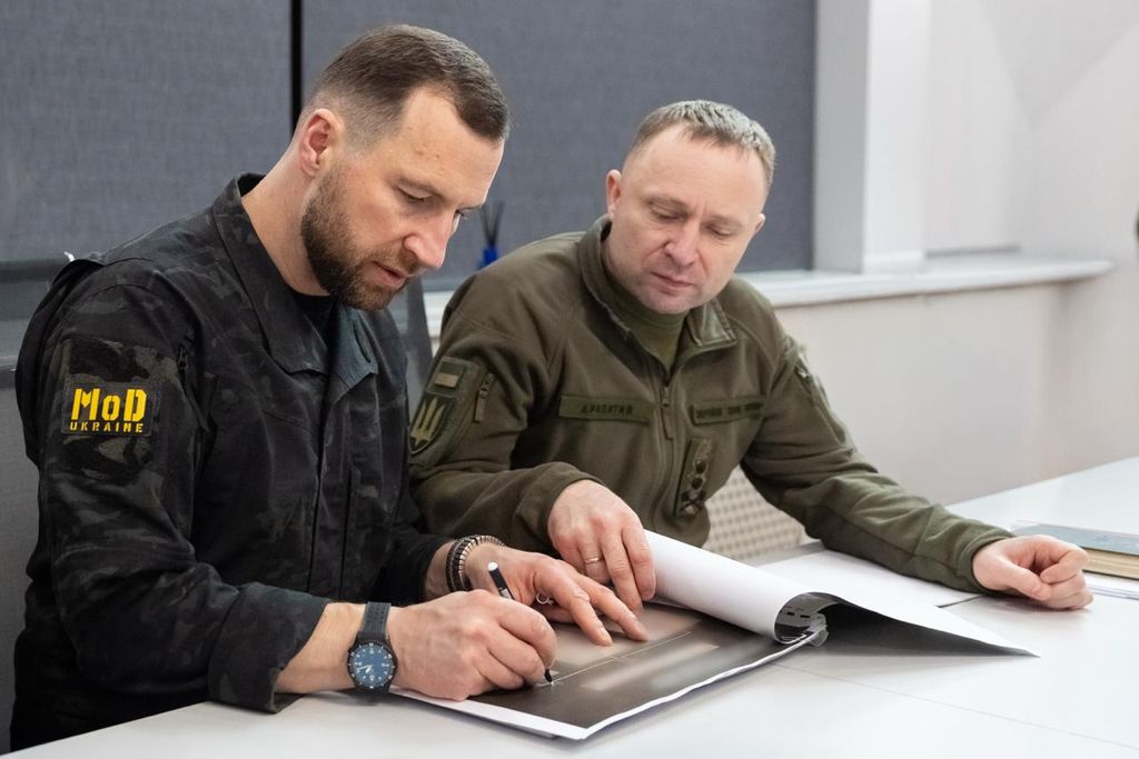 Міністр оборони України Євгеній Хмара та головнокомандувач ЗСУ Михайло Драпатий. Фото: Міноборони